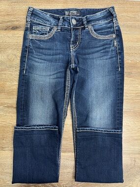 Silver Jeans Suki Capri Jeans | Mid Rise Stretch Denim | Size W26